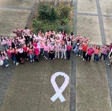 octobre rose au lycée Rosa Parks (quelques élèves en rose).jpg